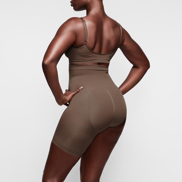 Skims SOLUTION SHORT #2 One Leg Shapewear Abrikoos | 48RNDEKLA